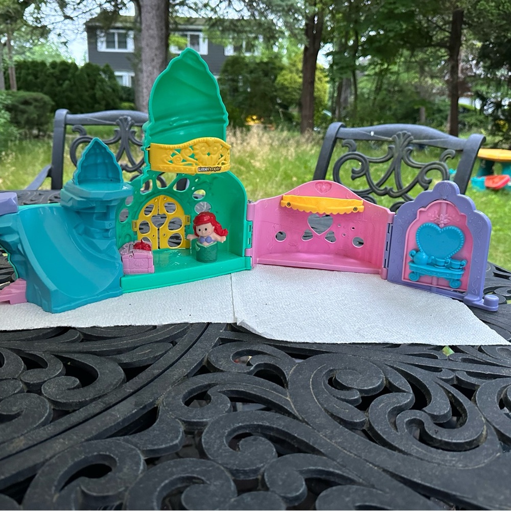 Fisher Price Disney Little Mermaid Ariel’s Castle - Picture 8 of 10